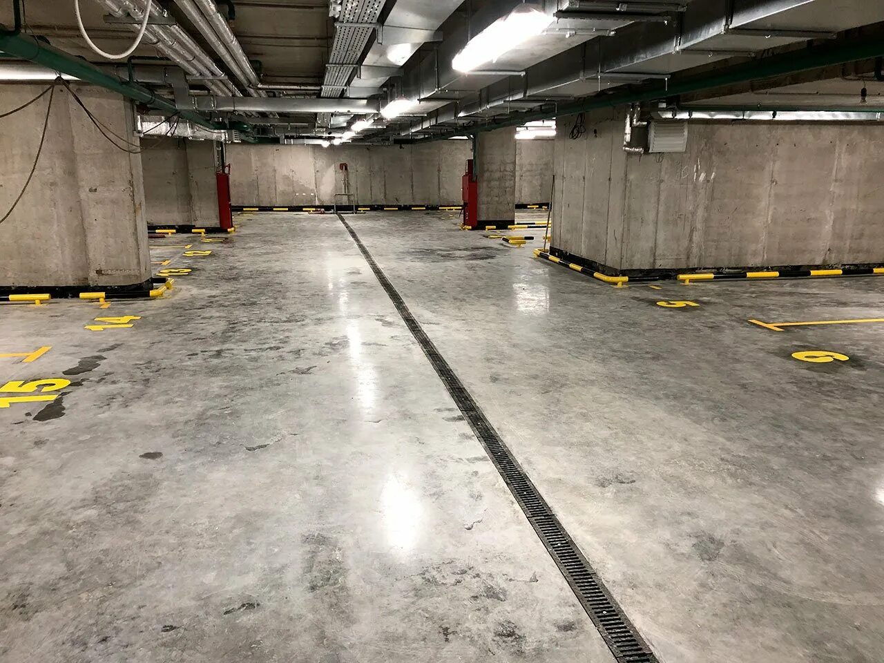 Промышленный бетонный пол b30. Инъекционная гидроизоляция паркингов. Гидроизоляция подземной парковки. Полы в производственных помещениях.