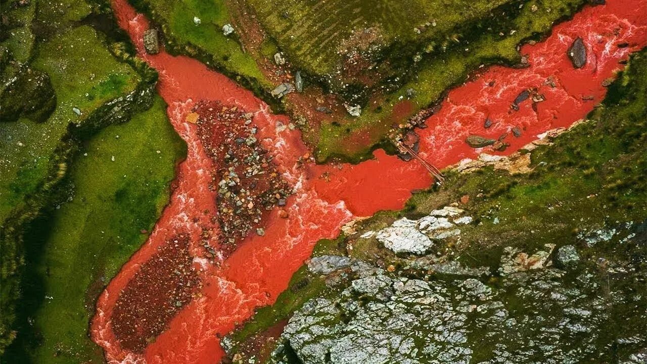 Красная река в Куско Перу. Красная река (River Runs Red). Красная река в долине Куско. Кровавая река в Перу. Красная река слова