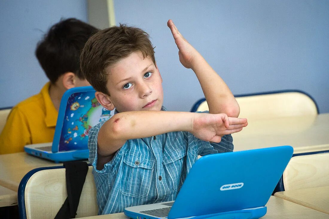 В классе установили новый компьютер. Школьник с ноутбуком. Ноутбук для школьников. Дети в компьютерном классе. Ноутбук для учёбы в школе.