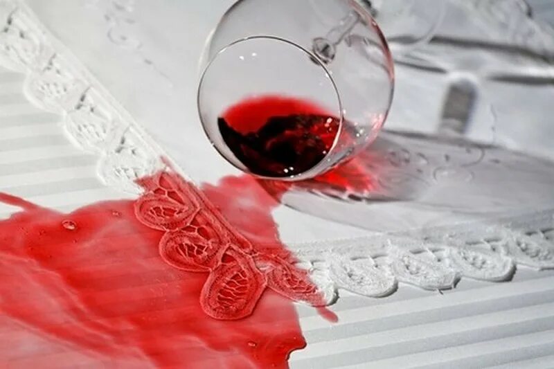 Воспитание пролить соус на скатерть. Вино на скатерти. Пролитое вино на скатерть. Пролито вино на скатерть белую.