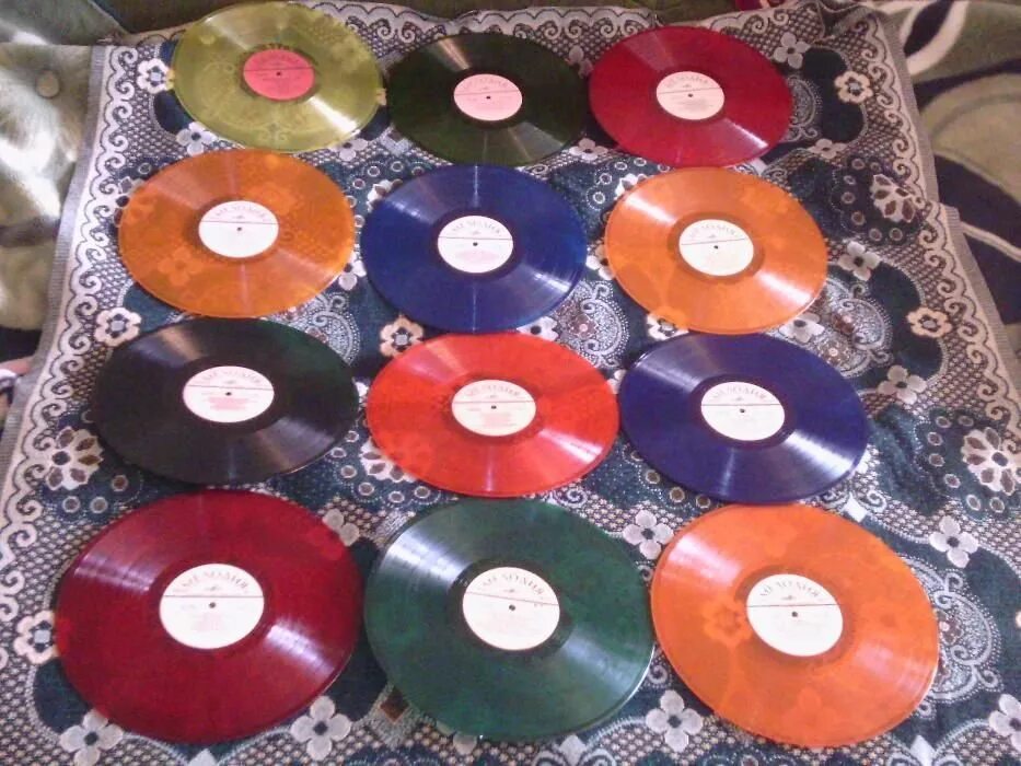 Черный альбом винил. Tango tamara пластинка. Квадрофоническая пластинка. Старые виниловые пластинки. Виниловый диск.