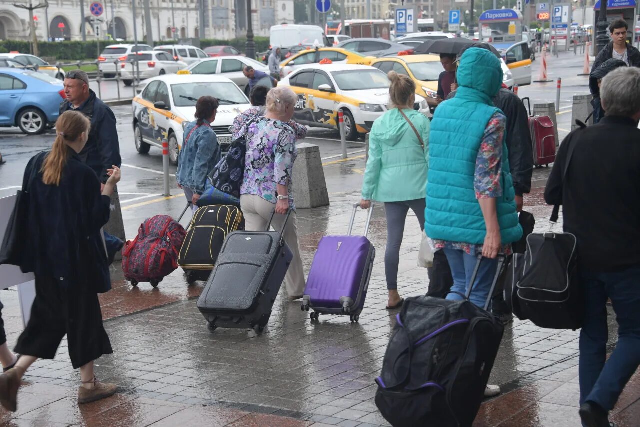 Люди уезжают из Москвы. Переезд на ПМЖ. Фото люди уезжают из дома.