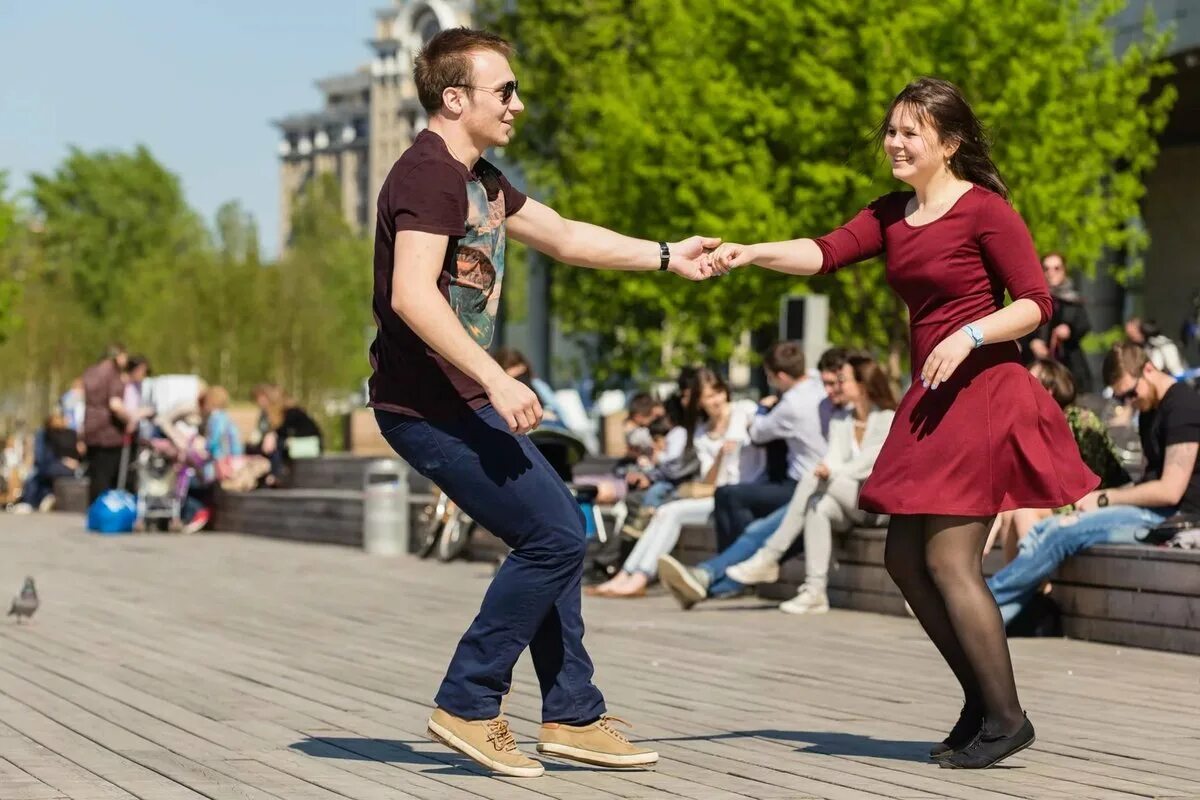 Танцевальный фестиваль в москве. Танцевальный фестиваль парк мытищи. Танцы в парке. Дозадо в танце. Танцевальный фестиваль в москве.