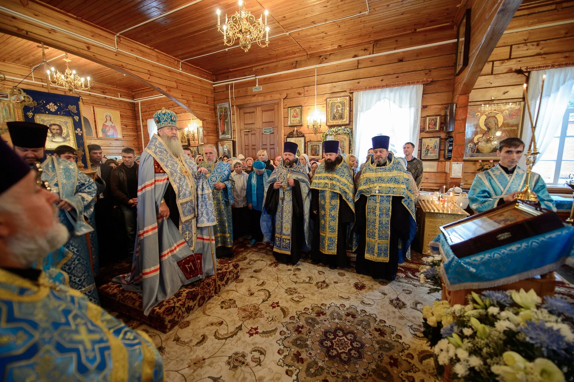 службы в храме новосибирска. службы в храме новосибирска. крещение в вознесенском соборе новосибирск. службы в храме новосибирска. служба рождества христова христово в храме.