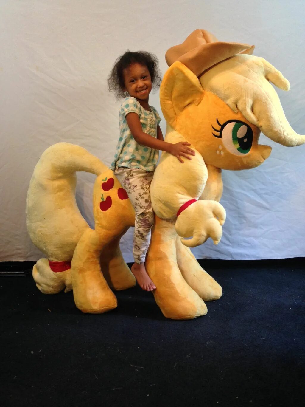 My little Pony игрушки Эпплджек. Эпплджек игрушка пони Hasbro 2010. Lifesize Pony Plush Apple Jack. Огромные мягкие игрушки. Игрушки чуть чуть