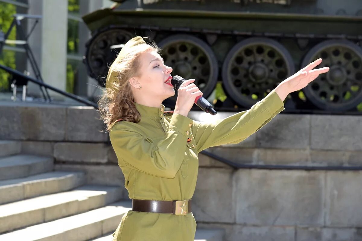 Военные песни интересные. Певец в военной форме. Военные поют. Девочки поют в военной форме. Девушка в военной форме поет.