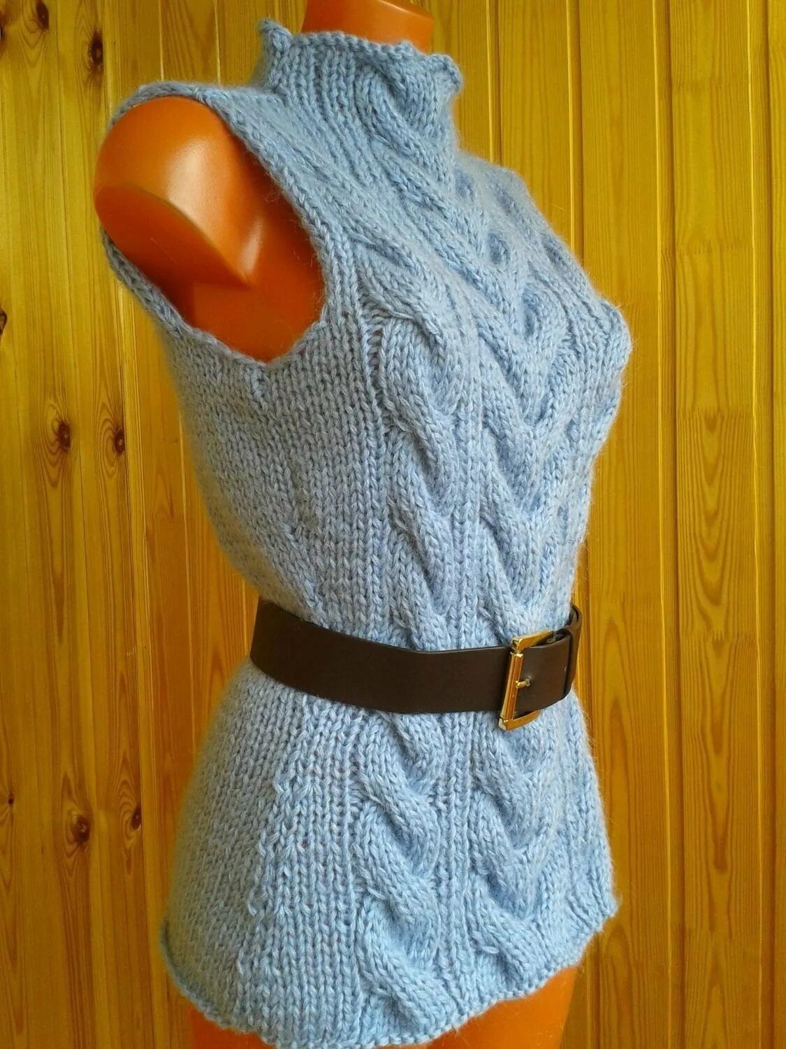 Теплая безрукавка вязаная. Вязаный жилет с косами. Белая безрукавка с косами. Жилет с косами. Вязаная безрукавка косами.