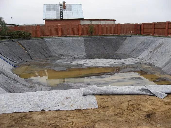 копаем пруд на участке. вырытый водоем. выкопать пруд для купания. вырытый водоем. декоративный пруд с биоплато.