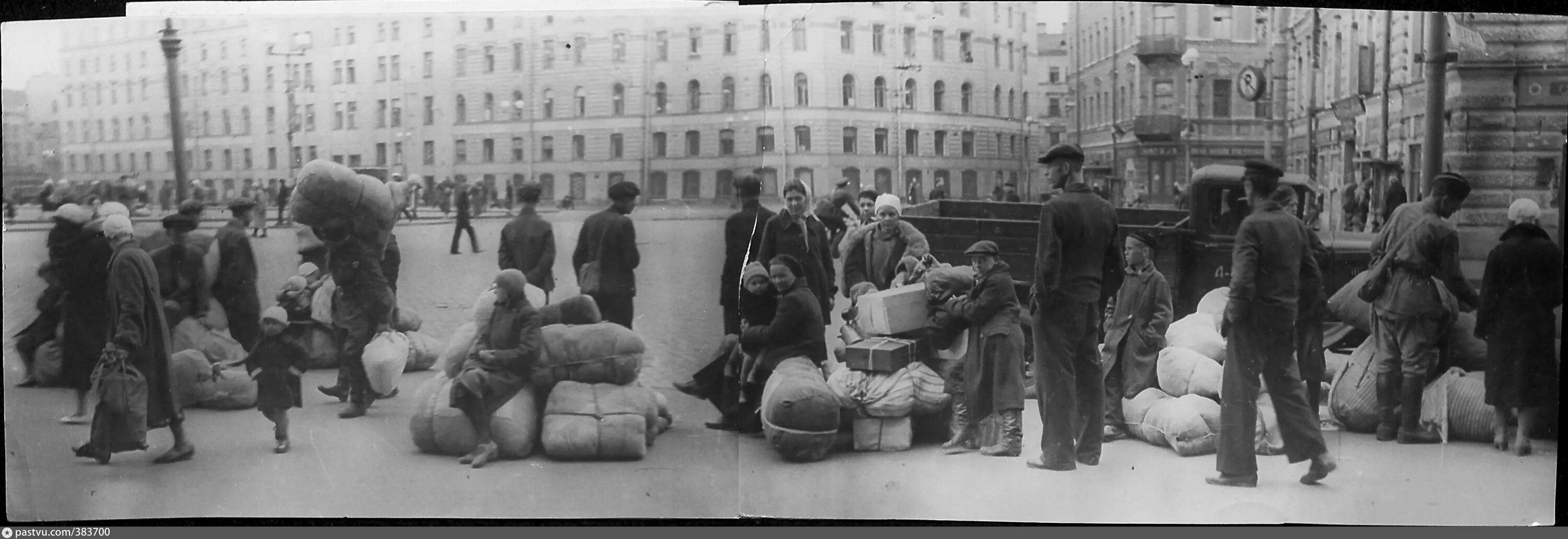 Блокада ленинграда поезд 1941. Эвакуация в блокадном ленинграде. Эвакуация населения блокадного ленинграда. Эвакуация из ленинграда. Начались дни в эвакуации.