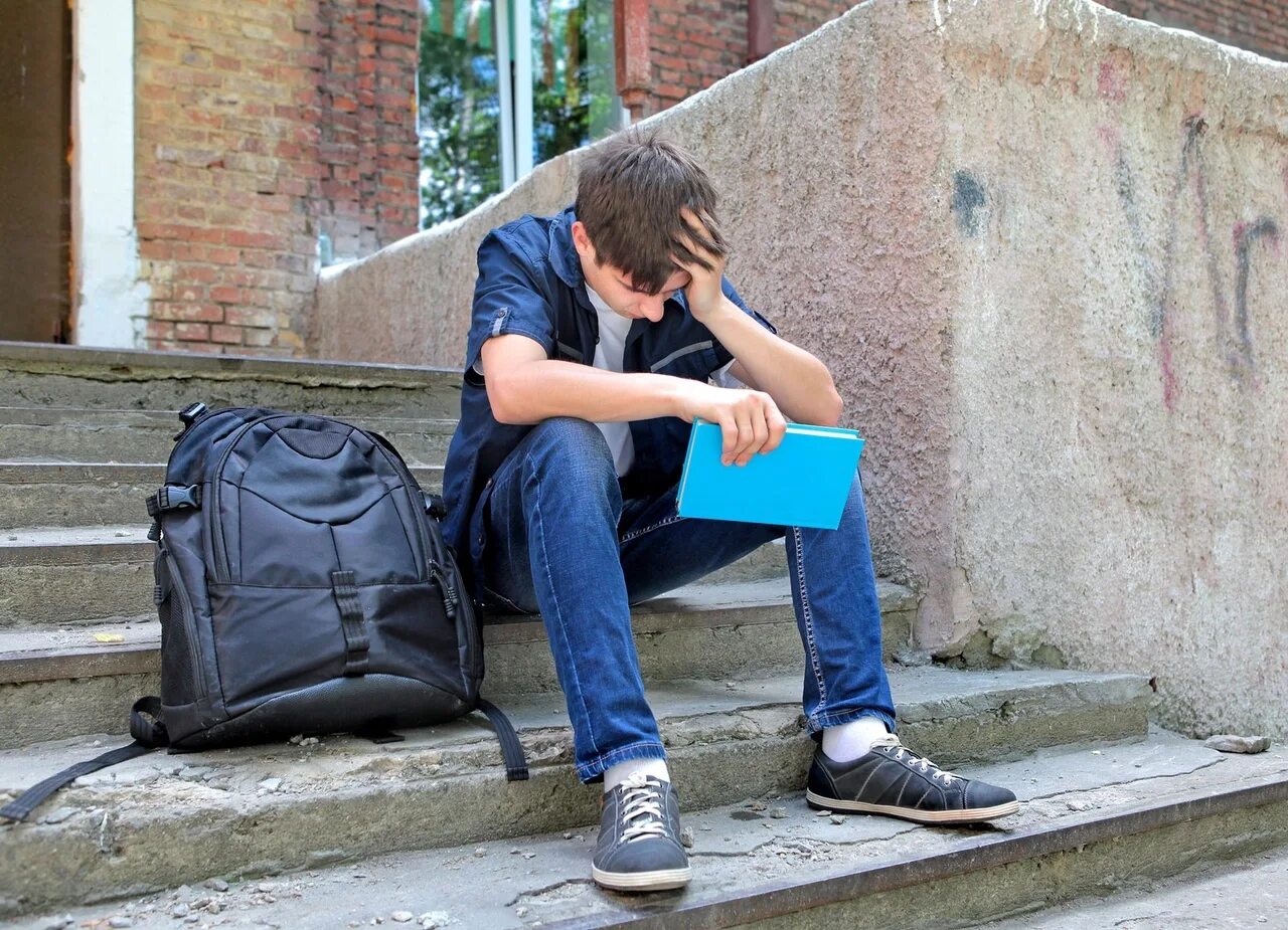 Подросток уходит из дома. Потерянные люди фото. Подросток сбежал из дома. Подросток. Подросток расстроен.