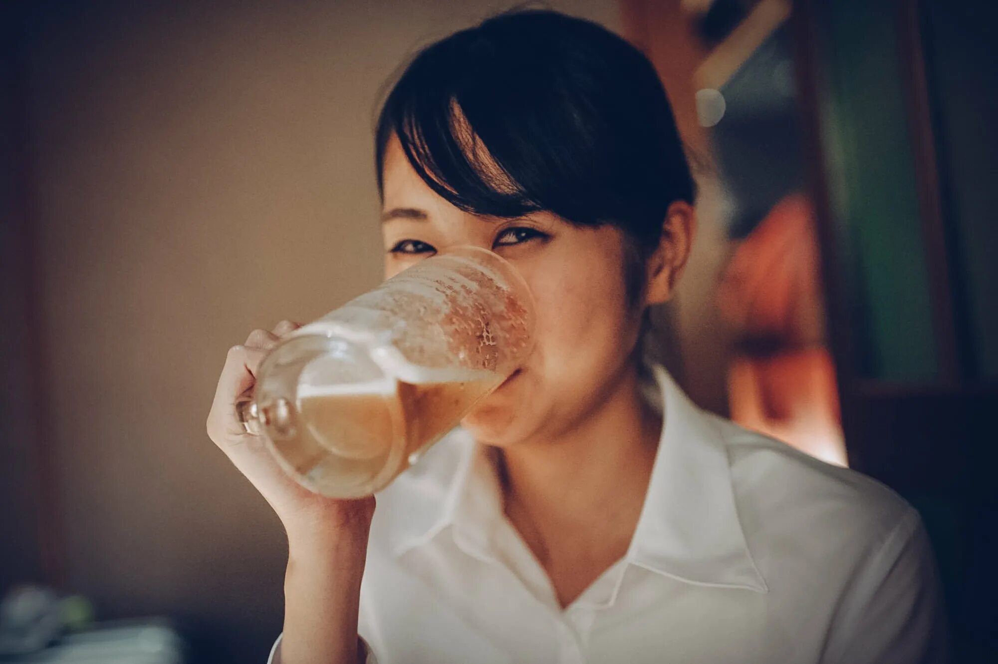 Drink japanese wife. Китаянка с алкоголем. Японцы пьют пиво. Алкоголь во Вьетнаме. Японочки и алкоголь.