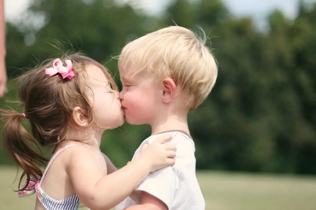 Целую другую девчонку. Поцелуй мальчика и девочки. Девочка целует. Детский поцелуй. Малыши целуются.