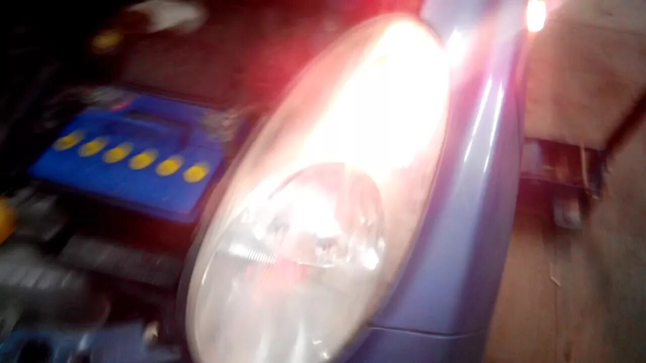 замена лампочки габаритов НИССАН микра К-12 - Nissan Micra (K12C), 1,4 л, 2007 г