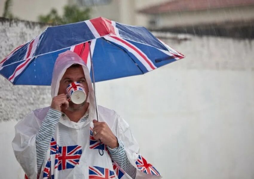 How do british people. Англичанин дождь. Англичанин с зонтиком. Англичане и погода. Разговор англичан о погоде.