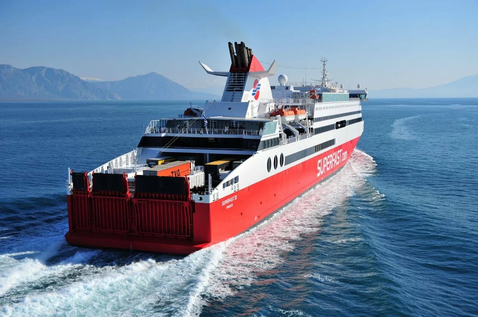 Паром крым. Баржа с аппарелью. Сп 4 баржа. Паром старый. Грузопассажирский паром.