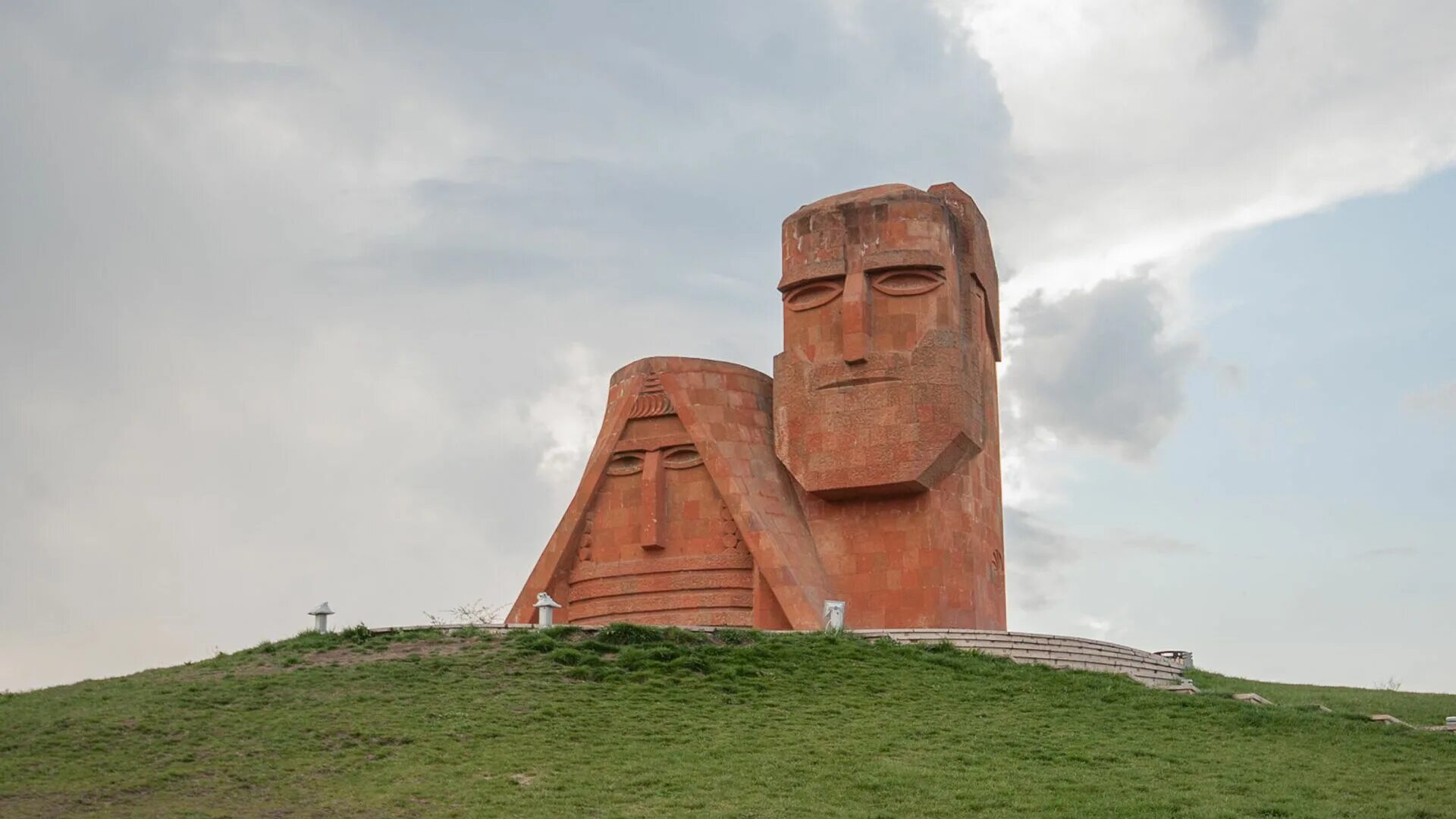 Сайты арцах. Татик папик Арцах. Папик Татик памятник Степанакерт. Нагорный Карабах папик Татик. Памятник мы и наши горы Карабах.