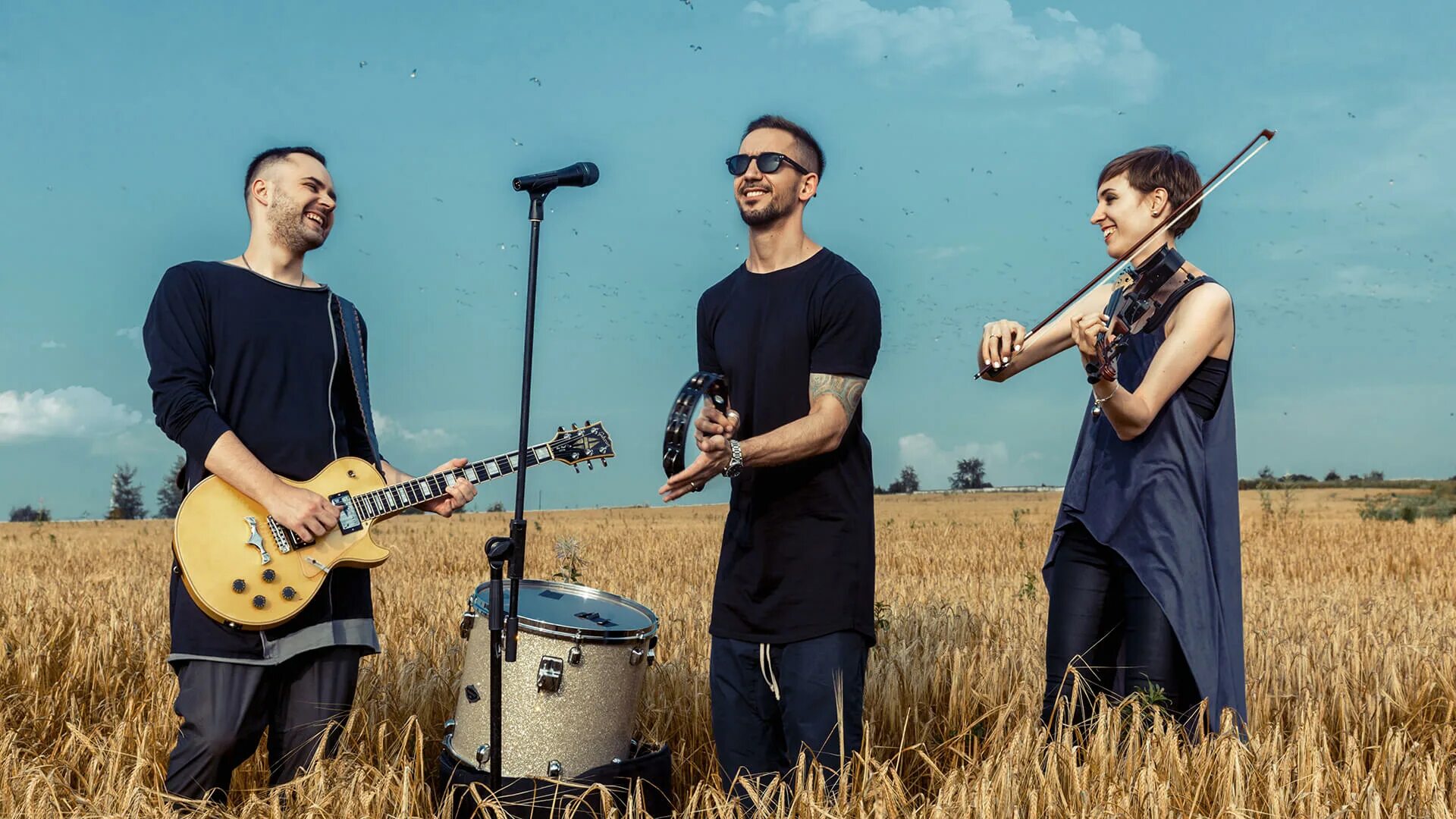 Группа пулемет. Владивосток концертный комплекс андеграунд. Две девушки с оружием. Группа machine head. Кадры из клипа жёлтая звезда.