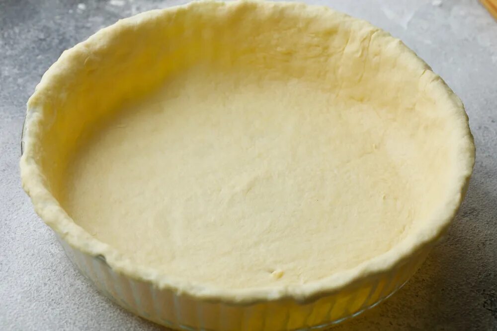 Тесто для киша классический. Основа для пирога КИШ. Песочное тесто для киша. Творожный сыр песочное тесто. Тесто в форме под КИШ.