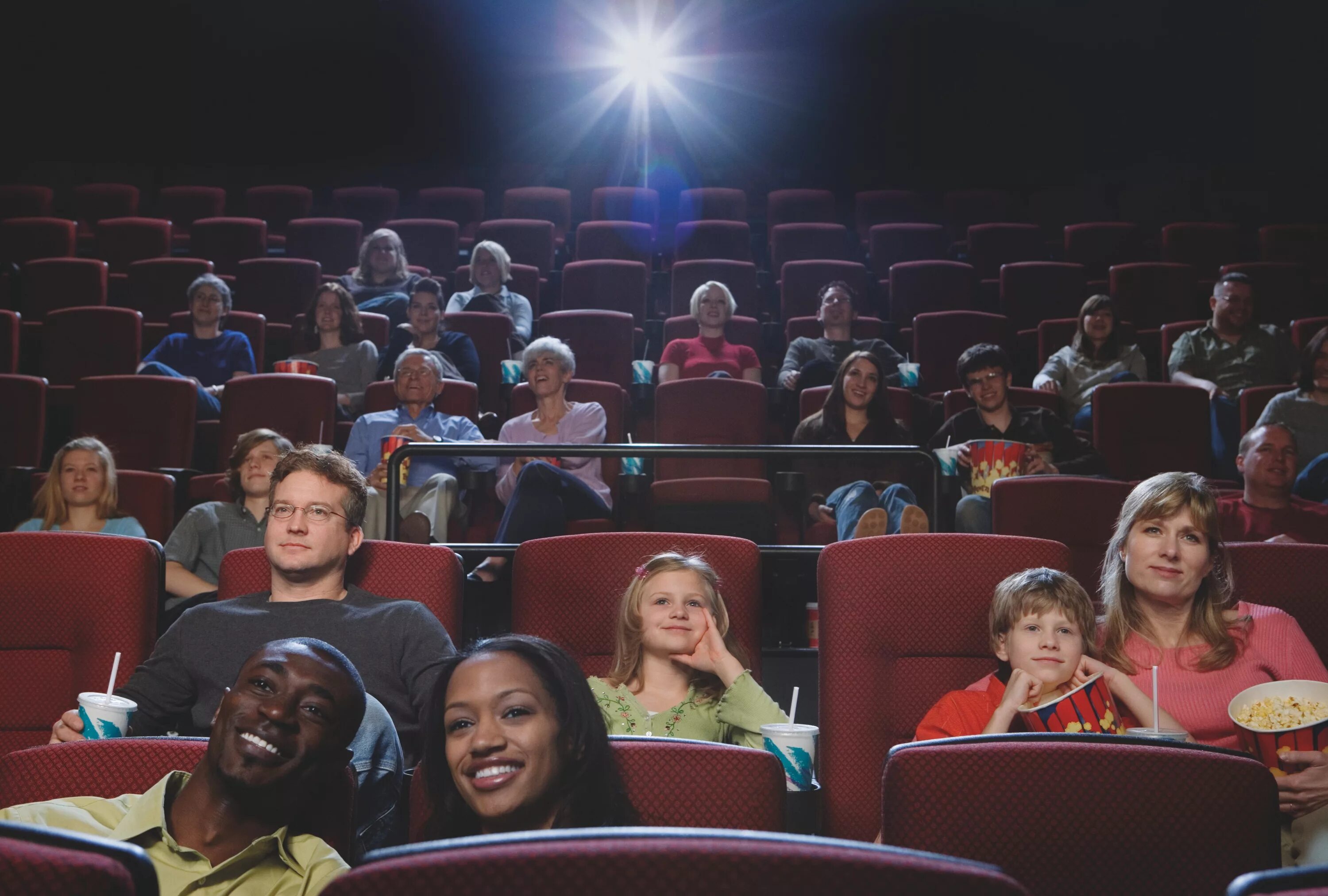 Зал кинотеатра с людьми. Люди в кинотеатре. Зрители в кинотеатре. Зрительный зал кинотеатра.
