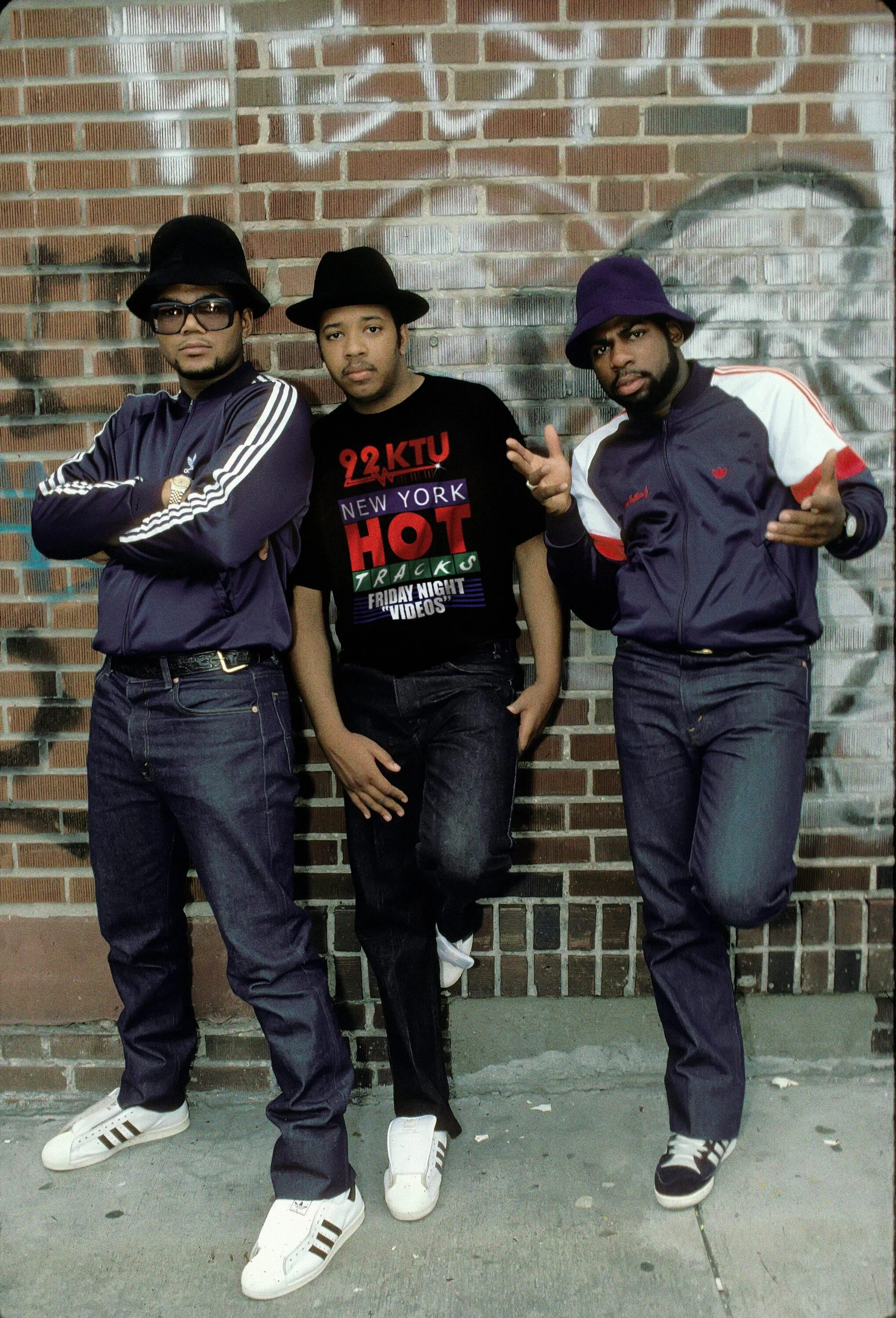 M c run. Beastie boys run dmc. run dmc 80s. run dmc adidas постер. dmc run dmc.