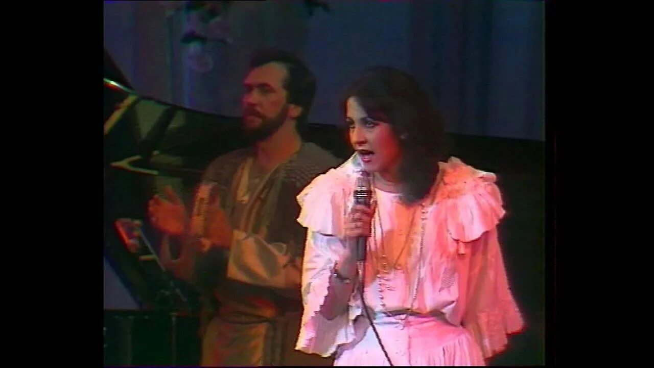 Марина капуро и король и шут. Ноты на фортепиано marina. The paper kites исполнитель группа. Летела гагара авторы слов и музыки. Капуро гагара.