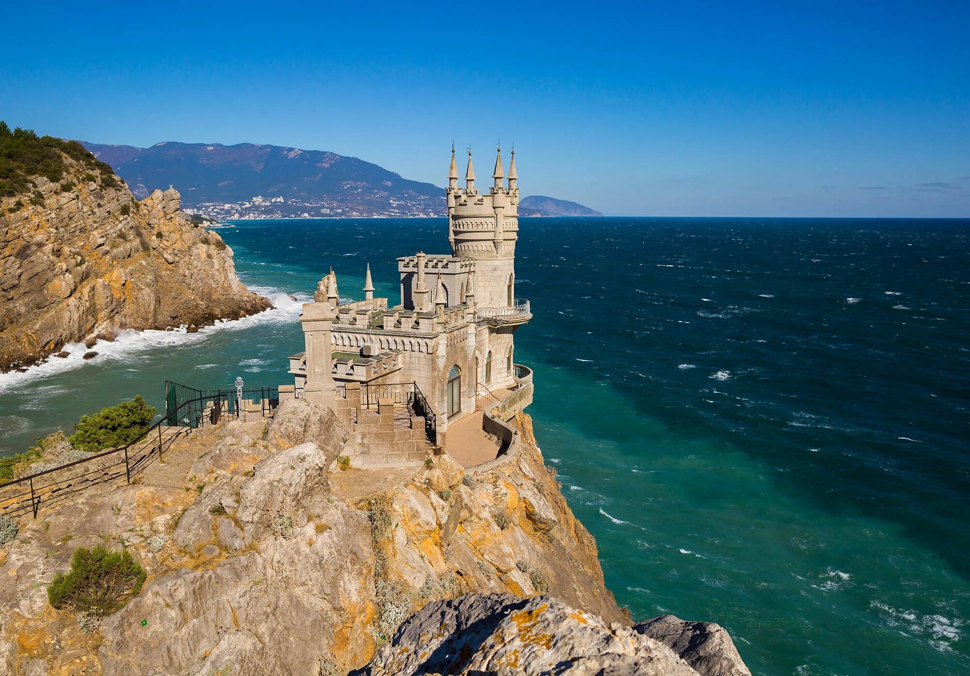 Замок Ласточкино гнездо в Крыму. Замок «Ласточкино гнездо» Ялта, Крым. Гаспра Ласточкино гнездо. Природа Крыма Ласточкино гнездо. Скала ласточкино гнездо