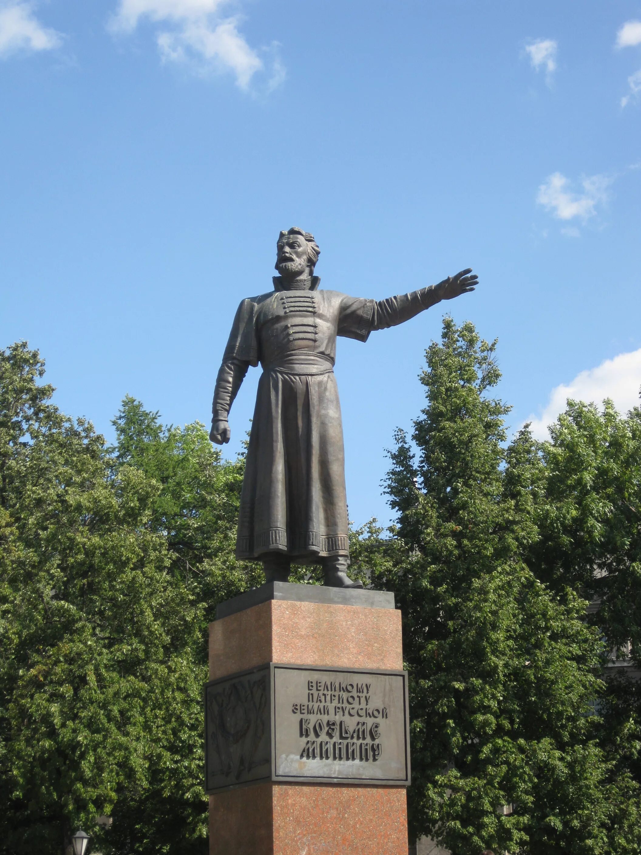 Памятник кузьме минину в балахне. Памятник кузьме минину. Памятник кузьме минину в балахне. Памятник кузьме минину в нижнем новгороде. Памятник минину в нижнем новгороде фото.