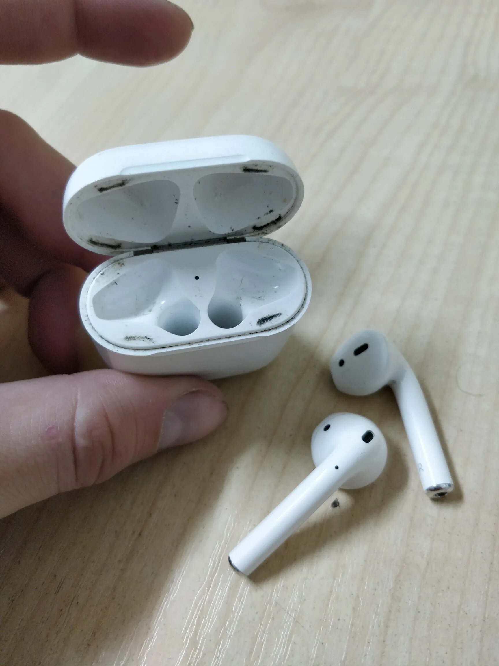 Airpods садится наушник. Apple AIRPODS 2 White. Наушники аирподс 2. Наушники айрподс. AIRPODS g11 x15.