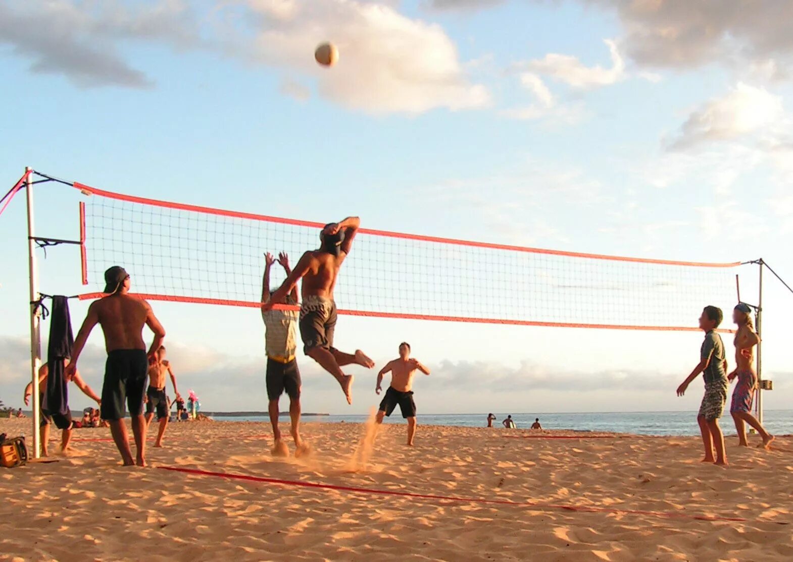 Пляжный волейбол. Волейбол на пляже. Пляжный волейбол спорт.