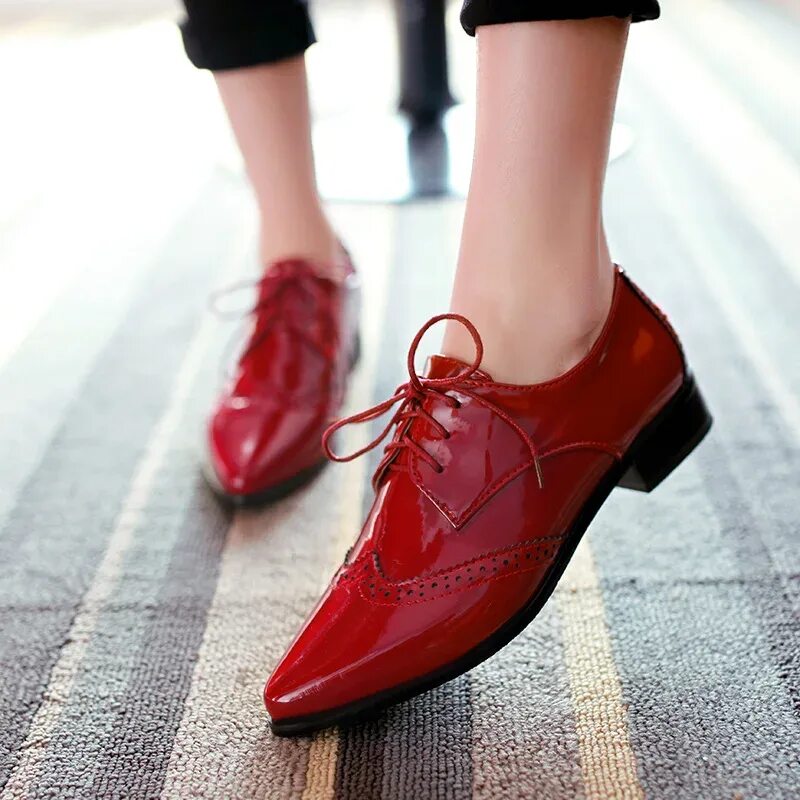 Оксфорд шуз женская обувь. Ботинки оксфорды женские 2022. Весенние туфли женские. Весенние туфли женские на низком каблуке. Купить модные туфли