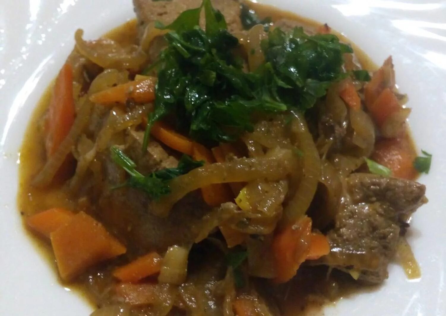 Свинина жареная с луком и морковью. Печенка с луком и морковью. печень с морковью и луком. печенка тушеная с луком и морковью. тушёная печень с луком и морковью.