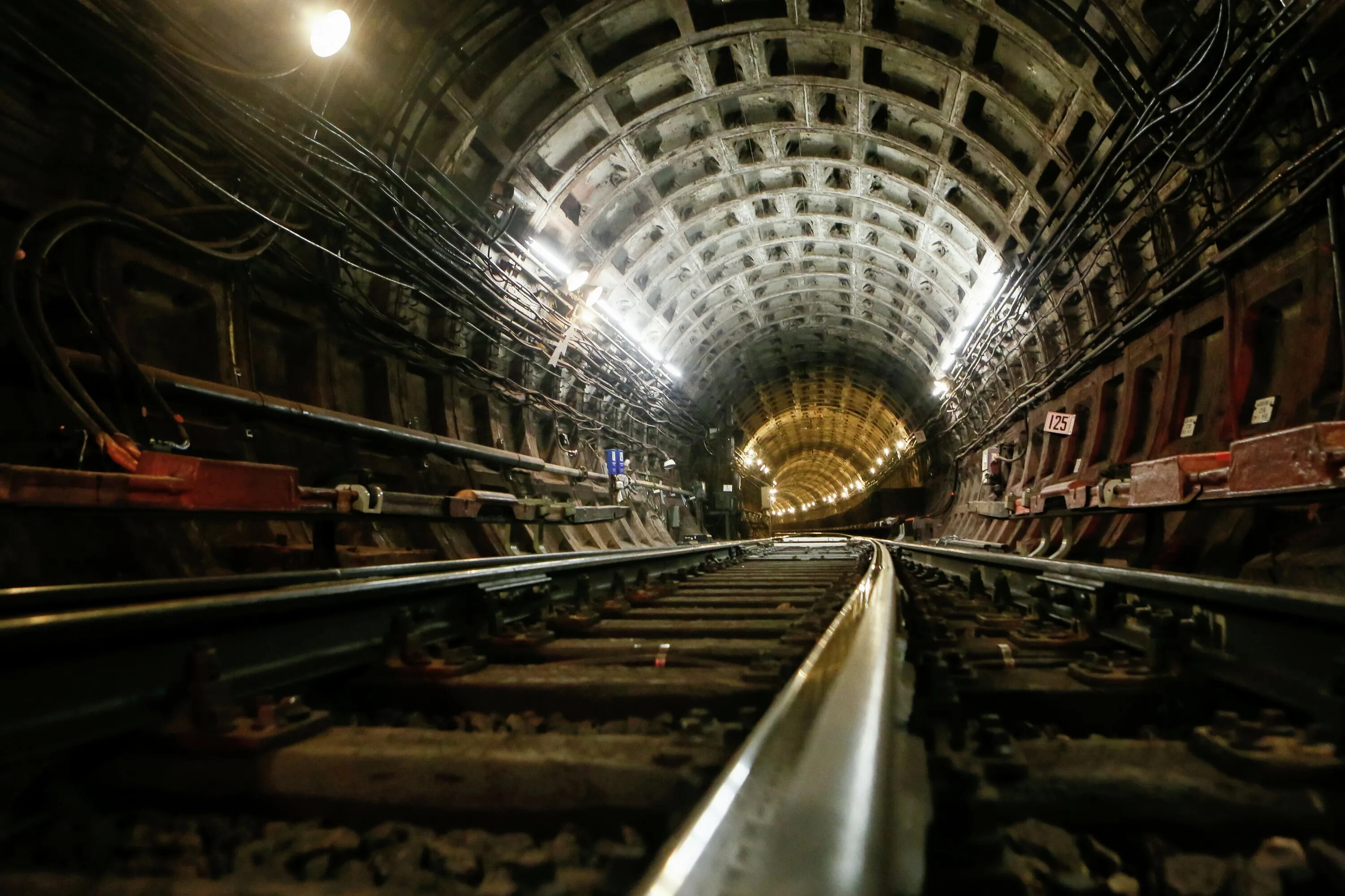 Переехало метро. Тоннели Санкт Петербургского метрополитена. Станция метро Кудрово туннели. Петербургский метрополитен тоннели. Метро Питер Кудрово.