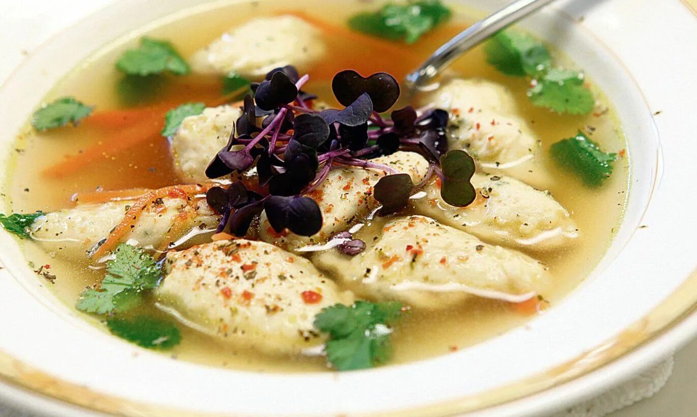 Суп из теста с яйцом. Консоме с клецками. суп с клецками. суп с клёцками. суп с тестом.