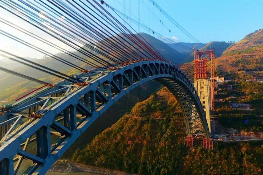 Длинный пролет. Бесконечный мост вучази Китай. Мост Жуйи в Китае. Железнодорожный мост в Китай. Самый высокий мост в мире в Китае 565 метров.