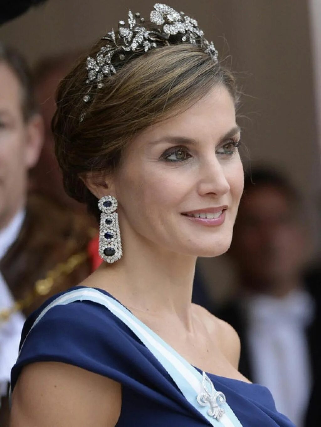 Королева елизавета. Браслеты леди дианы. Королева елизавета и кохинур. Топ королевский. Браслет из жемчуга у принцессы дианы.