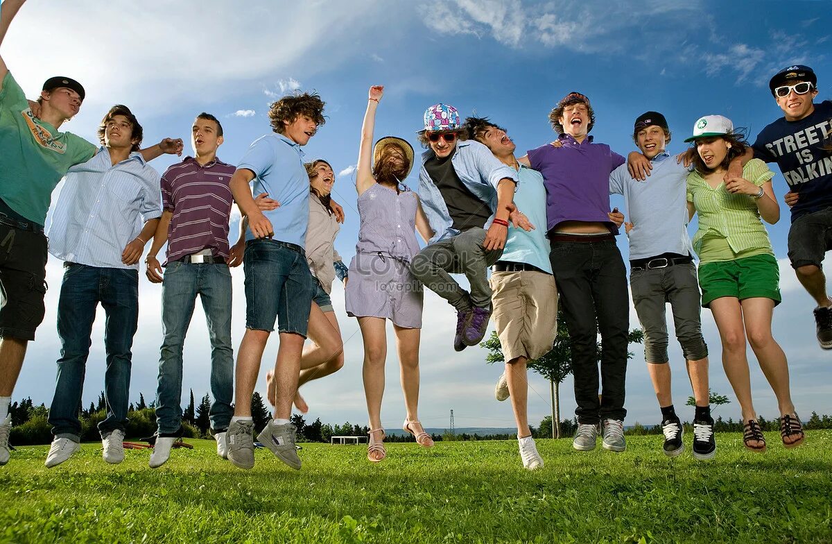 Больше свободного. Старшеклассники в прыжке. Фото группа подростков на природе. Стихийные группы подростков. Досуг подростков в большом городе.