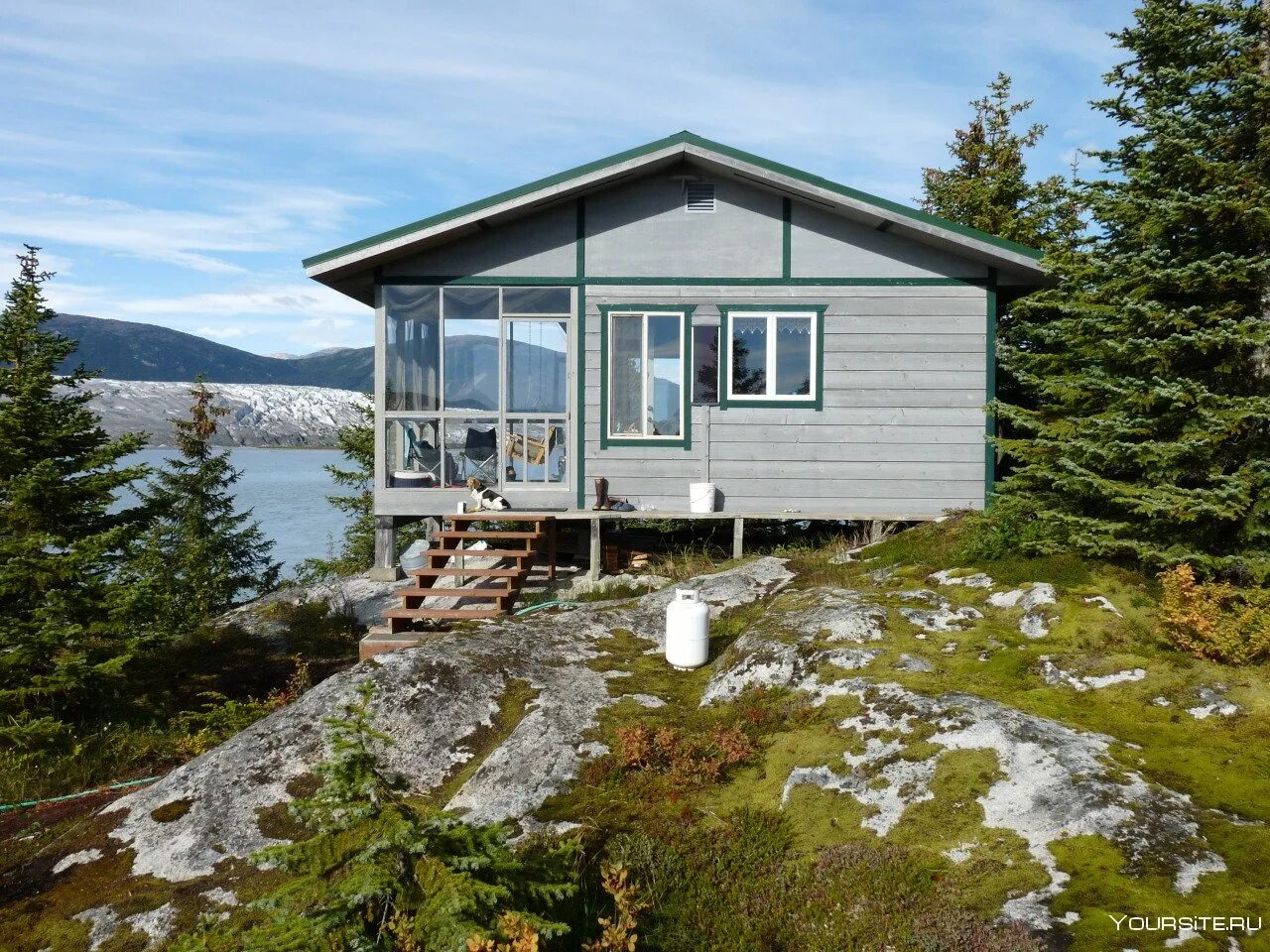 Домики вдали. Аляска Cabin. Дом в Джуно Аляска. Домик Аляска у озера Барун. Уютный домик.