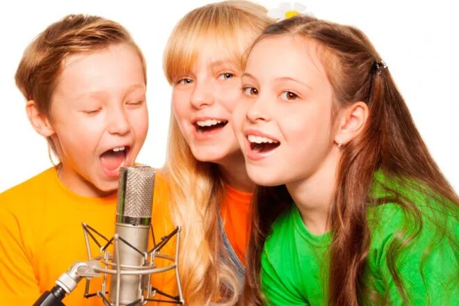 Пой веселую музыку. Вокал дети. Дети поют. Ребенок с микрофоном. Вокальная студия для детей.