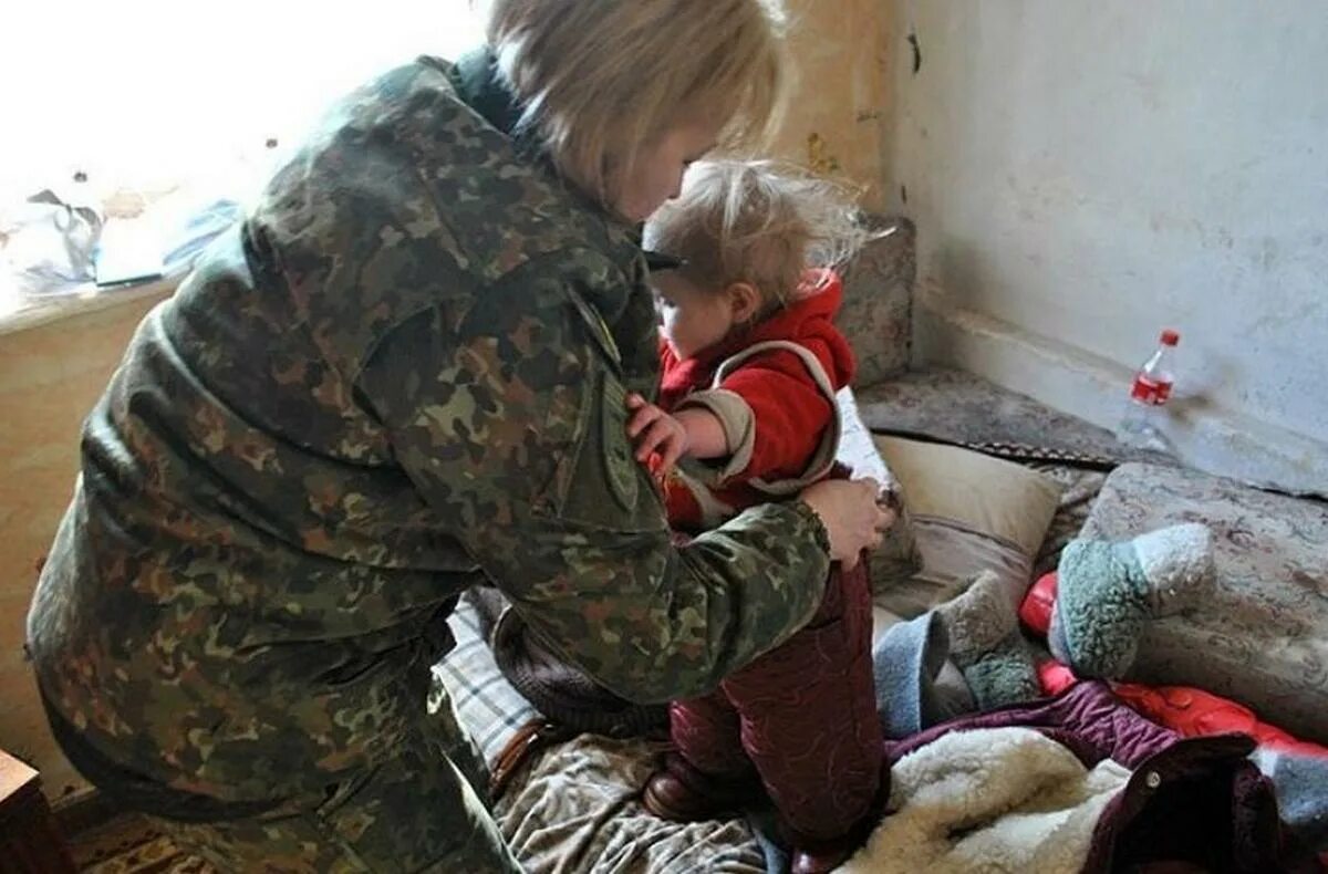 Брошенный племянниками. Дети брошенные родителями. Брошенные маленькие дети. Брошенный ребенок девочка.