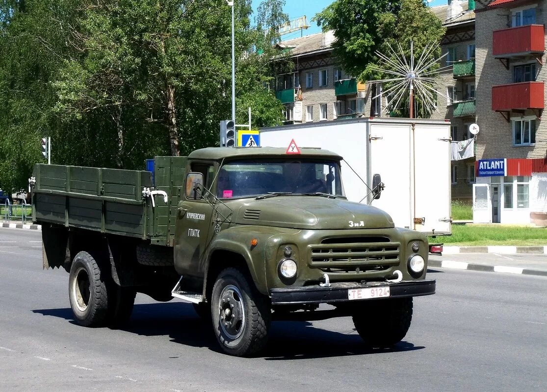 Покажи зил 130. ЗИЛ 130 военный. ЗИЛ 130 военный бортовой. ЗИЛ 130 армейский. ЗИЛ 130 бортовой учебный.