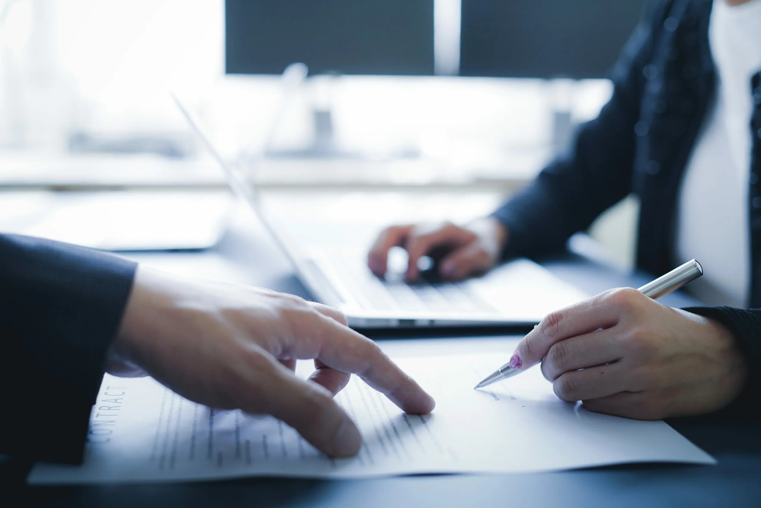 Рука подписывает. Договор. Подписание документов. Signing report. Рука подписывает документ.