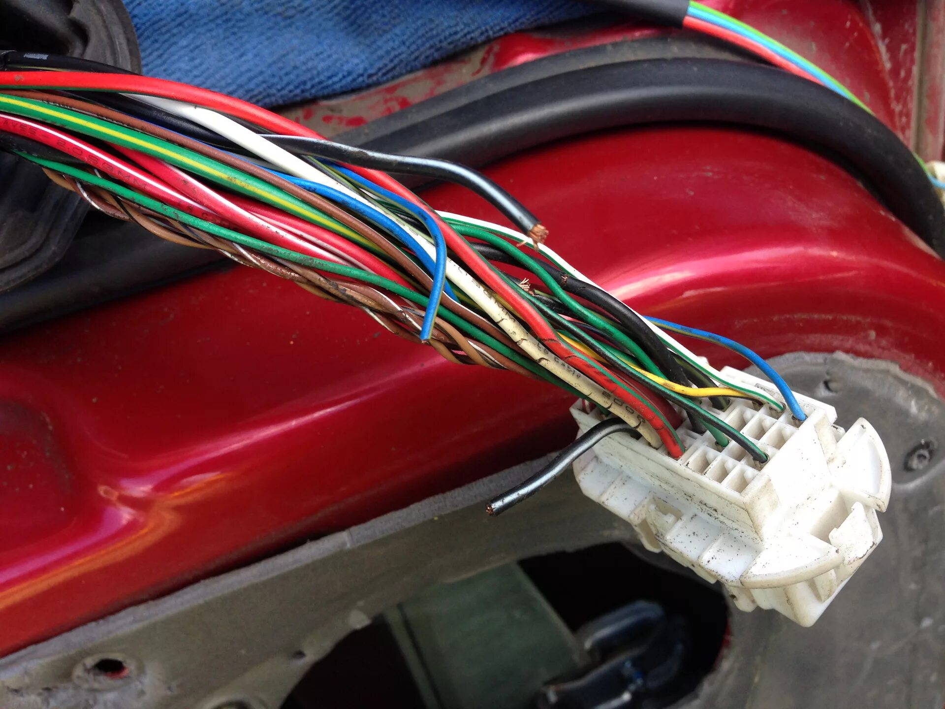 Центральный замок е30 drive2. Проводка дверная. Переделка кабель трекера. Е30 купе проводка фары. Проводка дверная.