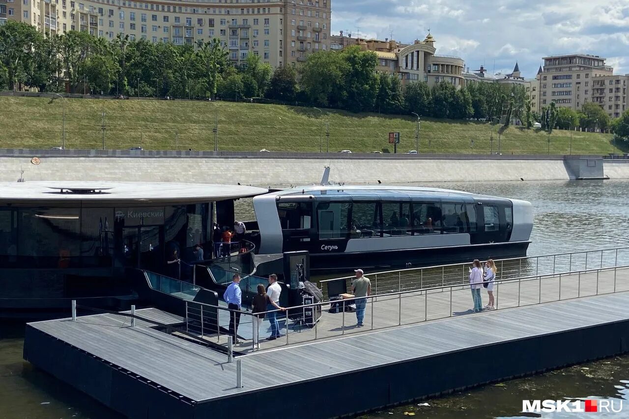 Покататься на трамвайчике в москве. Пристани речных трамвайчиков в Москве. Речной трамвай Яуза. Речной трамвайчик в Москве причал Киевский. Речной трамвайчик аквабус.