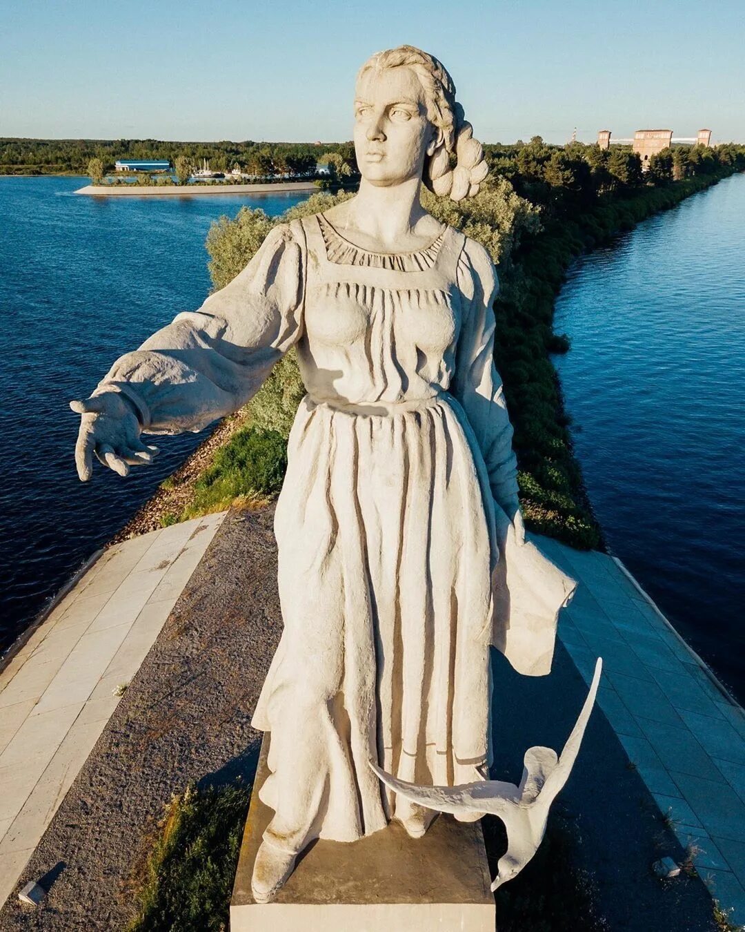 Монумент Волга-мать в Рыбинске. Монумент Волга Рыбинск. Рыбинск статуя мать-Волга. Родина мать Рыбинск. Матерью русских рек люди