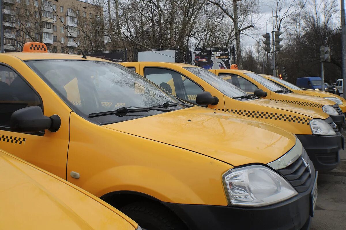 Такси москва белгород. Очередь в такси. Сервисы такси в Москве. Таксист фото. Худшие такси.
