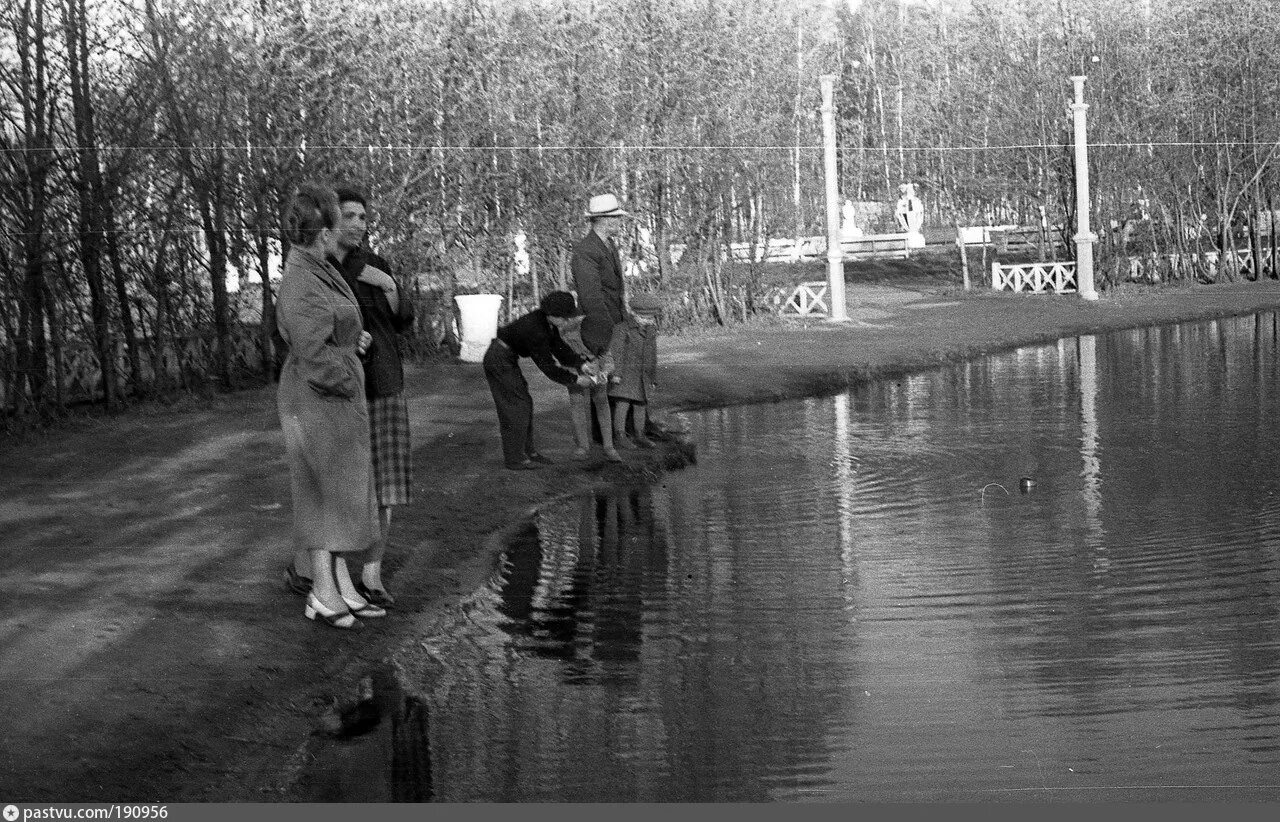 Есть в старом парке черный. Парке 30 летия ВЛКСМ В Ленинграде. Парк 30 ВЛКСМ Омск в 90е годы. Парк 30 лет ВЛКСМ В Омске. Озеро в парке в Арзамасе.