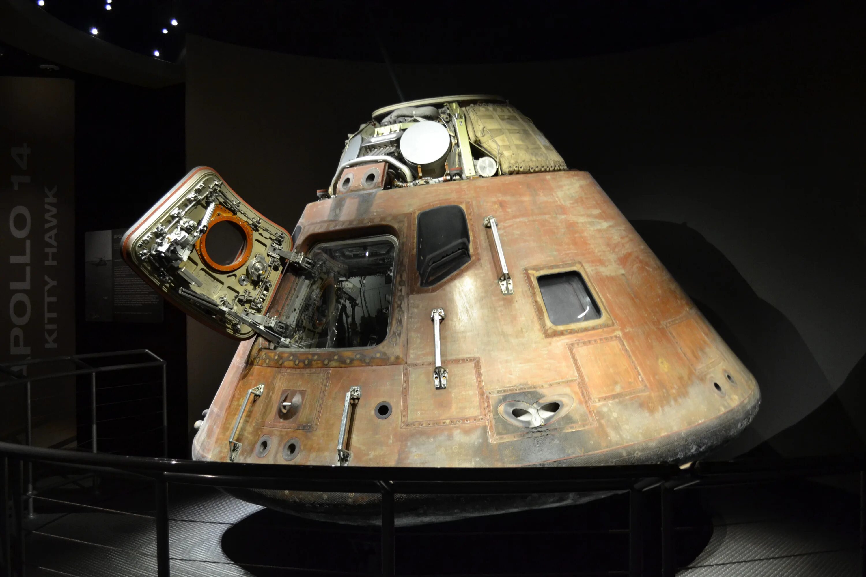 Аполлон 13. Спускаемый аппарат космического корабля Восток-1. Спасательная капсула космического корабля. Космический центр Кеннеди.