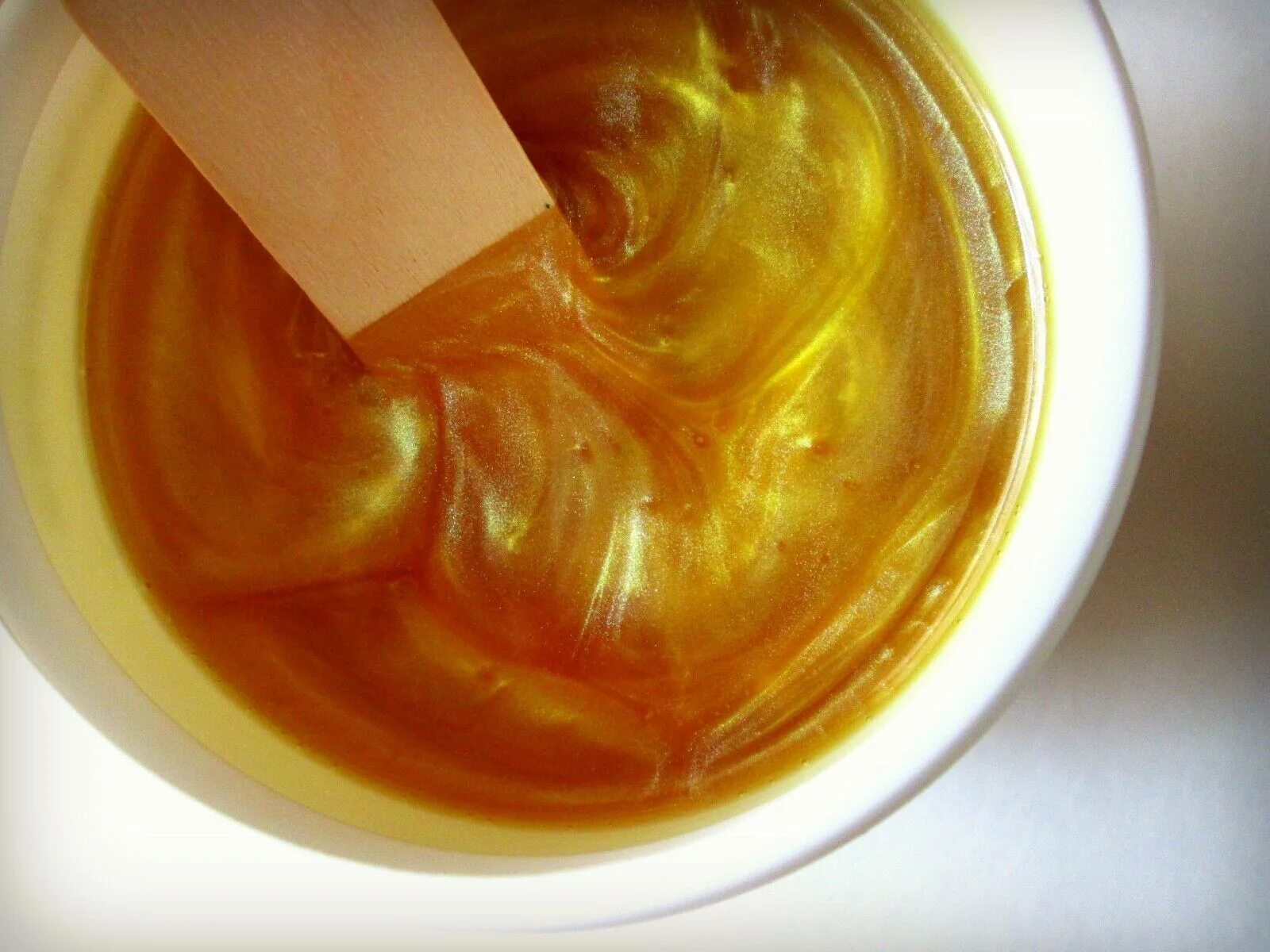 Воск сера. Сера в жидком виде. сера в расплавленном виде.