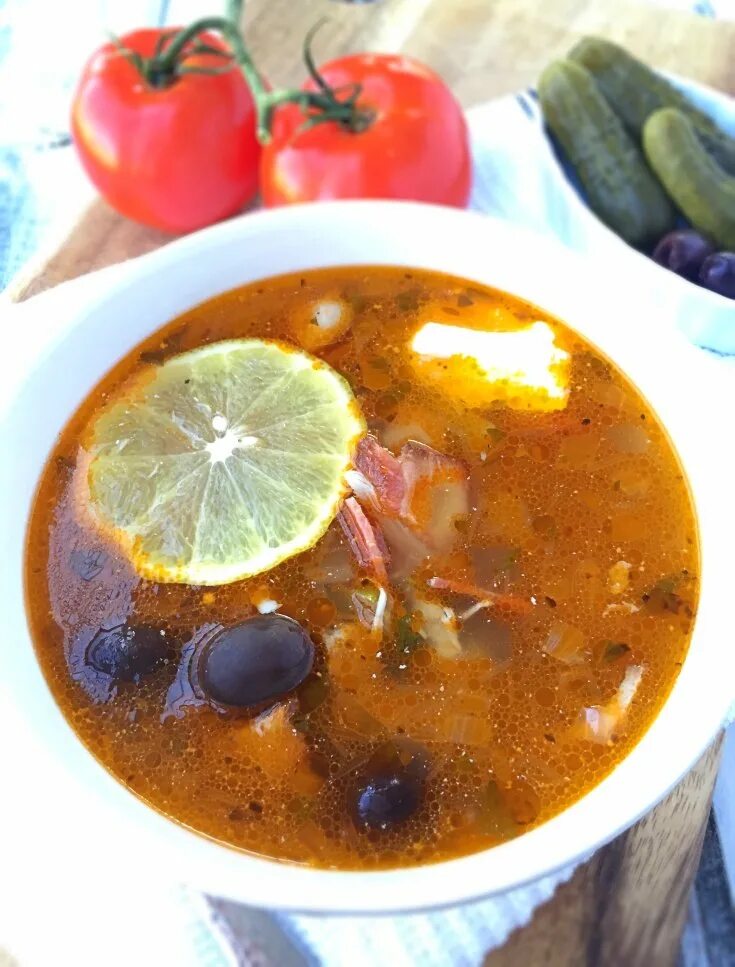 Ленинградский рассольник с перловкой и солеными огурцами. Солянка с перловкой и солеными огурцами с колбасой. Солянка с перловкой и солеными. Солянка с перловкой и солеными. Солянка с перловкой.