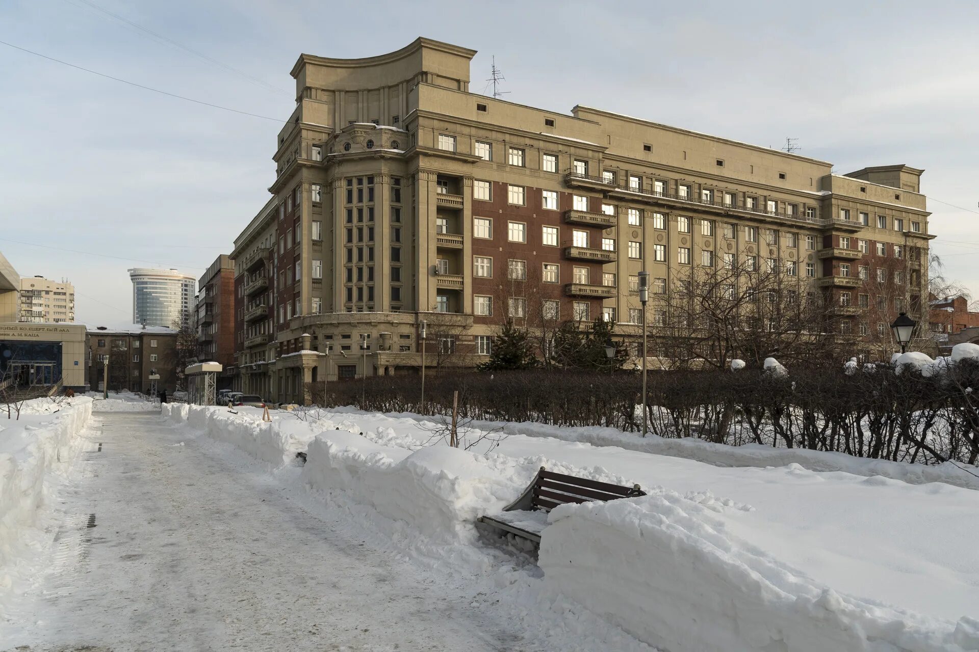 Дом новосибирск. Стоквартирный дом красный проспект. Стоквартирный дом Новосибирск. Стоквартирный дом Новосибирск зима. Мусоропровод в стоквартирном доме Новосибирск.